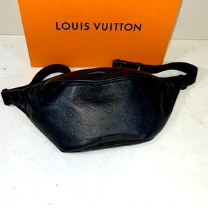 LOUIS VUITTON DISCOVERY BUMBAG PM IN BLACK